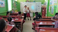 Setelah rampung, ia dipersilakan kembali ke meja untuk mencoba menuliskan huruf-huruf yang sudah disusun. Lalu, Muel juga diajak mengeja huruf A sampai Z yang sudah ditulisnya hingga paham. Foto: Trisna Wulandari/detikEdu