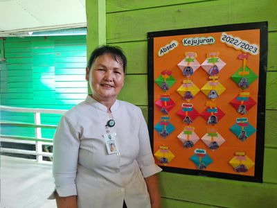 Potret Bu Guru Hani, Semangat Mengajar Jelang Pensiun