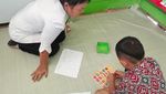 Potret Bu Guru Hani, Semangat Mengajar Jelang Pensiun