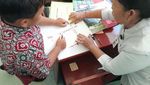Potret Bu Guru Hani, Semangat Mengajar Jelang Pensiun
