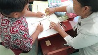 Sementara Muel mengerjakan puzzle, teman-temannya yang kini sedang di tahap mempelajari kata pun serius mengerjakan tugasnya sendiri. Foto: Trisna Wulandari/detikEdu 
