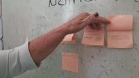 Kertas-kertas berperekat itu ada dua lembar, lembar pertama berisi nama dan identitas siswa, lembar kedua bertuliskan tugas menulis kalimat. Kertas ini serupa slide Power Point (PPT), tetapi versi analog bagi anak-anak untuk presentasi kecakapan menulisnya. Foto: Trisna Wulandari/detikEdu