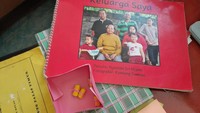 Awalnya dibacakan big book, lalu ditanyakan pemahaman dan pemaknaannya. Lalu mereka mengambil kalimat (undian). Kalimat itu dibaca, lalu yang sudah dibaca coba ditulis, tutur Hani pada detikEdu, Rabu (12/4/2023). Foto: Trisna Wulandari/detikEdu