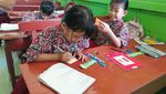 Potret Bu Guru Hani, Semangat Mengajar Jelang Pensiun