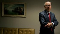 Berdasarkan laporan dari Forbes Real Time Billionaire, Rabu (12/4/2023), pria berusia 101 tahun asal Amerika Serikat ini mendapat predikat sebagai orang kaya tertua di dunia dengan kekayaan bersih senilai US$ 1,4 miliar atau setara dengan Rp 20,72 triliun (bila dihitung dengan kurs Rp 14.800/dolar AS).