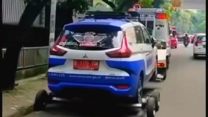 Suku Dinas Perhubungan Jakarta Selatan menderek satu mobil pegawai Bea Cukai yang parkir liar di Jalan Raden Patah, Jakarta, Rabu (7/4).