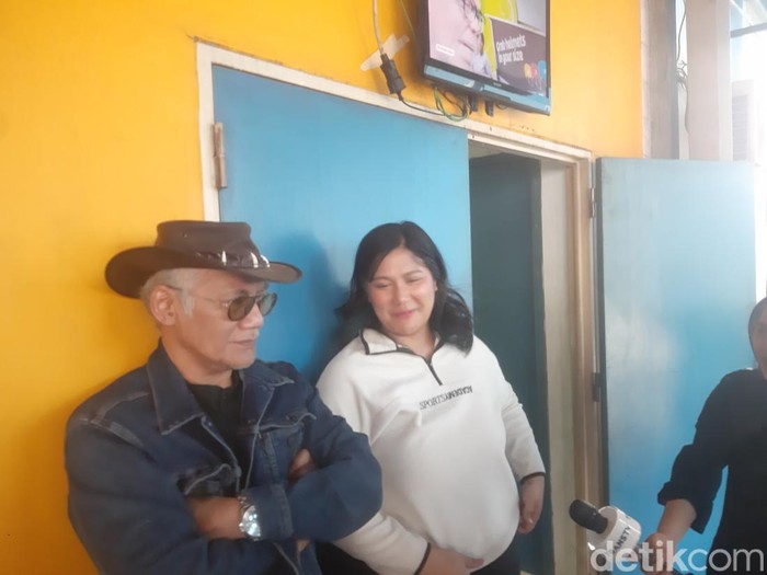 Tio Pakusadewo dan putrinya, Maharani Annisa Pakusadewo.