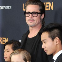 Shiloh Jolie Pitt tomboi atau suka bergaya seperti anak laki-laki sejak kecil. Kedua orangtuanya pun mendukung pilihannya tersebut. Dalam sebuah wawancara Pitt mengatakan, Shiloh lebih suka dipanggil John. Foto: Getty Images