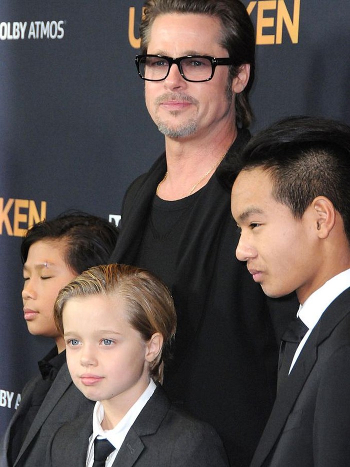 Transformasi Shiloh Jolie-Pitt HOLLYWOOD, CA - DECEMBER 15: (L-R) Pax Thien Jolie-Pitt, Shiloh Nouve Jolie-Pitt, actor Brad Pitt and Maddox Jolie Pitt attend the premiere of Unbroken at TCL Chinese Theatre IMAX on December 15, 2014 in Hollywood, California. (Photo by Barry King/FilmMagic)