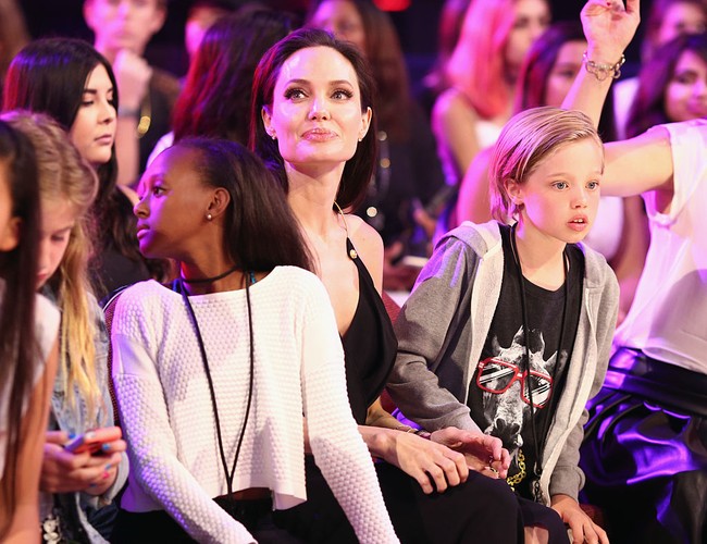 Penampilan Shiloh saat menemani Jolie menghadiri Kids Choice Awards pada 2015 sempat menjadi atensi. Jika sebelumnya tidak tahu kalau Shiloh adalah anak perempuan, orang akan mengira anak delapan tahun ini adalah anak laki-laki. Apalagi Shiloh tampil dengan potongan rambut dan gaya busana seperti pria, Foto: Getty Images/Arnaldo Magnani