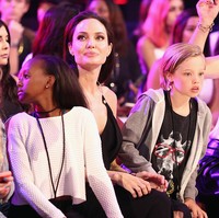 Penampilan Shiloh saat menemani Jolie menghadiri Kids Choice Awards pada 2015 sempat menjadi atensi. Jika sebelumnya tidak tahu kalau Shiloh adalah anak perempuan, orang akan mengira anak delapan tahun ini adalah anak laki-laki. Apalagi Shiloh tampil dengan potongan rambut dan gaya busana seperti pria, Foto: Getty Images/Arnaldo Magnani