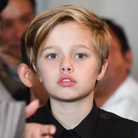 Salah satu bentuk dukungan Jolie pada pilihan Shiloh bergaya tomboi disampaikannya ketika menerima pengharagaan Kids’ Choice Awards. Suatu hari aku sadar dan aku harap kalian juga menyadarinya bahwa: berbeda itu baik, begitu kata mantan istri Brad Pitt itu. Foto: Getty Images/Arnaldo Magnani