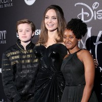 Dalam wawancara dengan Vanity Fair pada 2010, Jolie pernah mengatakan kalau putrinya Shiloh sudah melakukan eksplorasi gender sejak usianya tiga tahun. “Dia ingin menjadi anak laki-laki. Dia ingin memotong rambutnya. Dia suka memakai pakaian anak laki-laki. Dia pikir, dia sama seperti kakak laki-lakinya,” kata bintang film Maleficent itu. Foto: Getty Images/Arnaldo Magnani