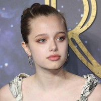 Setelah bertahun-tahun tampil bak anak laki-laki kejutan diberikan Shiloh Jolie Pitt saat menghadiri premier film terbaru Angelina Jolie, Eternals di Los Angeles pada 2021. Shiloh tampil feminin memakai gaun karya desainer Uruguay, Gabriela Hearst. Foto: Getty Images/Arnaldo Magnani