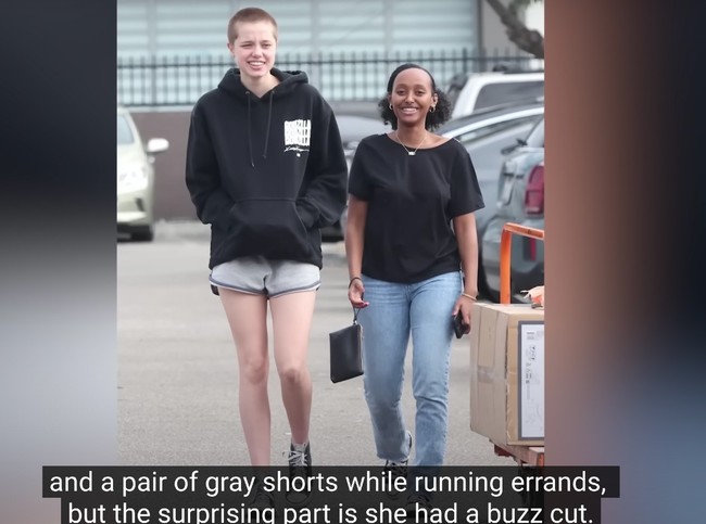 Setelah bergaya feminin pada 2021 dan 2022, Shiloh Jolie Pitt memberikan kejutan di 2023. Dia kembali dengan penampilan tomboi. Gaya tomboinya tertangkap kamera saat dia berjalan-jalan dengan Zahara. Putri Brad Pitt dan Jolie itu tampil dengan potongan rambut cepak, buzz cut. Foto: YouTube