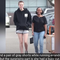 Setelah bergaya feminin pada 2021 dan 2022, Shiloh Jolie Pitt memberikan kejutan di 2023. Dia kembali dengan penampilan tomboi. Gaya tomboinya tertangkap kamera saat dia berjalan-jalan dengan Zahara. Putri Brad Pitt dan Jolie itu tampil dengan potongan rambut cepak, buzz cut. Foto: YouTube