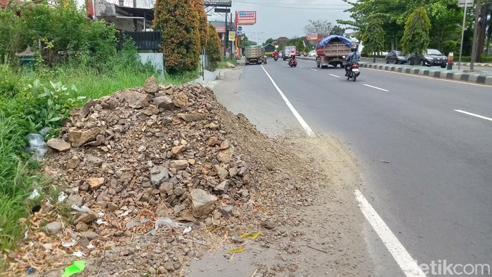 Tumpukan tanah uruk liar dibuang di bahu Jalan Jogja-Solo, Klaten, Rabu (12/4/2023).