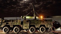 Sepanjang akhir pekan, sebut CCTV dalam laporannya, sejumlah unit militer China telah menggelar simulasi serangan presisi gabungan terhadap target-target utama di Pulau Taiwan dan di perairan sekitarnya. Kapal induk China, Shandong, juga dikerahkan dalam latihan perang itu. AP/Liu Mingsong  