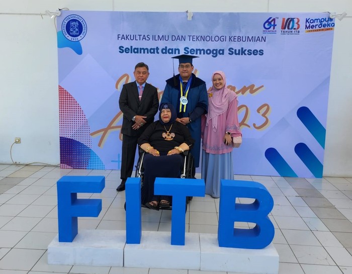 Vaghwa bersama keluarganya saat wisuda (Dok ITB)