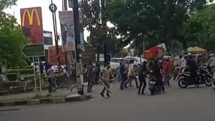 Video viral aksi saling kejar bawa senjata tajam pelajar di Medan. (Foto: Istimewa)