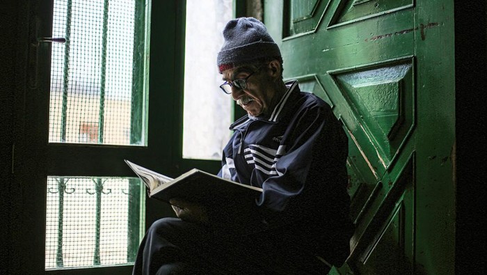 JERUSALEM, ISRAEL - 2023/04/11: A Muslim reads the Qur'an in Al-Aqsa Mosque, during the last ten days of the holy month of Ramadan, in which Muslims celebrate Laylat al-Qadr, the night of which cannot be determined with certainty. Muslims prepare to receive Laylat al-Qadr in the last 10 days of Ramadan. Laylat al-Qadr is a special night that is repeated every Hijri year in the blessed month of Ramadan. It is one of the last ten nights of Ramadan. It was mentioned in the Holy Qur'an and the biography of the Prophet Muhammad, so it is of great importance and privacy. (Photo by Saeed Qaq/SOPA Images/LightRocket via Getty Images)