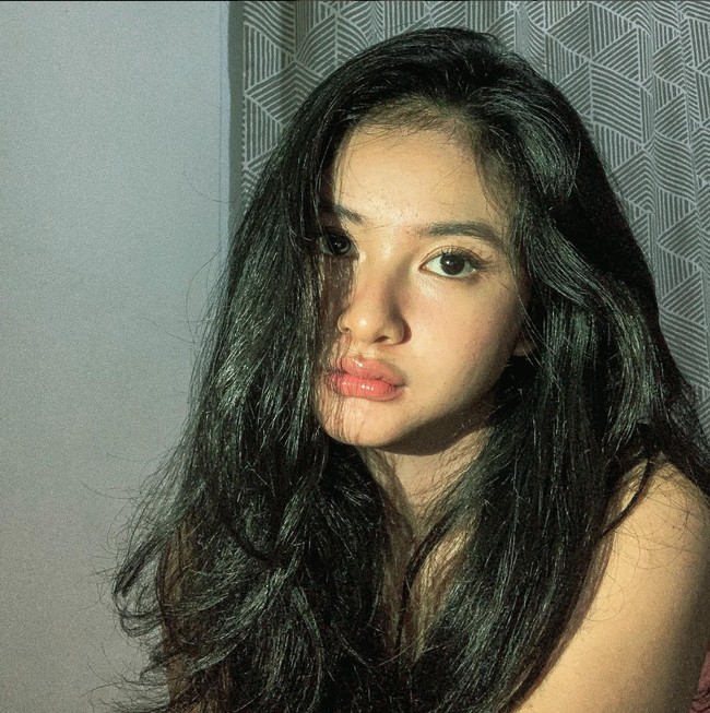 Adinda Azani diketahui telah melahirkan anak pertamanya pada 10 April 2023. Meski kini sudah melahirkan seorang anak namun paras Adinda tetap terlihat cantik dan imut tanpa pulasan makeup. Foto: Instagram/@dindazani