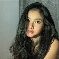 Adinda Azani diketahui telah melahirkan anak pertamanya pada 10 April 2023. Meski kini sudah melahirkan seorang anak namun paras Adinda tetap terlihat cantik dan imut tanpa pulasan makeup. Foto: Instagram/@dindazani