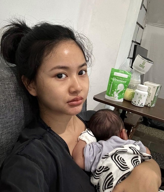 Dalam salah satu unggahan terbarunya terlihat Adinda yang tengah menggendong bayi yang baru dilahirkannya. Tampil natural tanpa pulasan makeup, wajah cantik Adinda pun berhasil curi atensi. Anak kecil punya anak kecil hhaah gemes banget Dinda udh punya bayik aja, komentar salah seorang netizen. Foto: Instagram/@dindazani