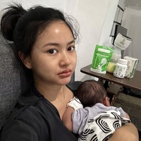 Dalam salah satu unggahan terbarunya terlihat Adinda yang tengah menggendong bayi yang baru dilahirkannya. Tampil natural tanpa pulasan makeup, wajah cantik Adinda pun berhasil curi atensi. Anak kecil punya anak kecil hhaah gemes banget Dinda udh punya bayik aja, komentar salah seorang netizen. Foto: Instagram/@dindazani