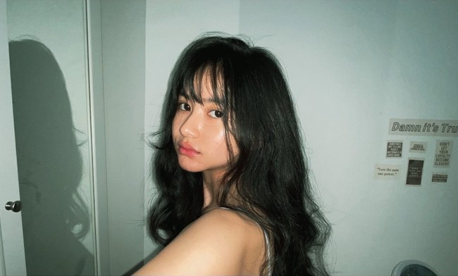 Memiliki rambut panjang hitam ditambah dengan poni depan membuat penampilan Adinda jadi terlihat semakin imut. Bagaimana menurutmu? Foto: Instagram/@dindazani