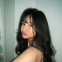 Memiliki rambut panjang hitam ditambah dengan poni depan membuat penampilan Adinda jadi terlihat semakin imut. Bagaimana menurutmu? Foto: Instagram/@dindazani