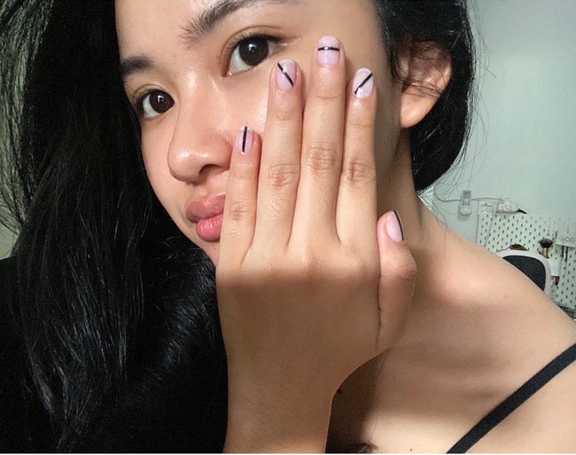 Selain berwajah cantik, kulit Adinda Azani jugaterlihat glowing dan sehat taanpa jerawat. Tak heran jika penampilannya kerap banjir pujian netizen. Foto: Instagram/@dindazani