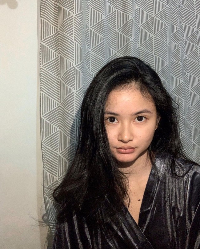 Adinda Azani belakangan tengah jadi sorotan usai melahirkan anak pertamanya. Penampilan naturaal Adinda usai jalani persalinan berhasil membuat netizen menjadi salah fokus. Foto: Instagram/@dindazani