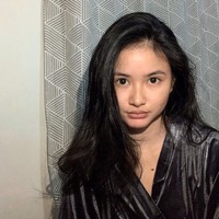 Adinda Azani belakangan tengah jadi sorotan usai melahirkan anak pertamanya. Penampilan naturaal Adinda usai jalani persalinan berhasil membuat netizen menjadi salah fokus. Foto: Instagram/@dindazani