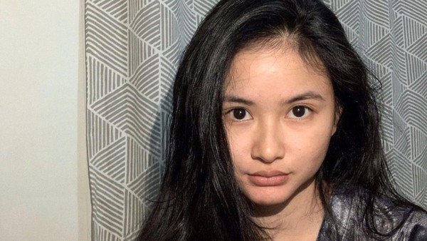 7 Gaya Natural Adinda Azani Tanpa Makeup, Pose Gendong Anak Bikin Salfok