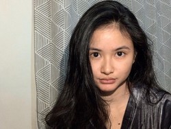 7 Gaya Natural Adinda Azani Tanpa Makeup, Pose Gendong Anak Bikin Salfok