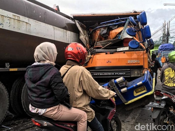 Adu banteng truk vs truk di Sukabumi, Kamis (13/4/2023).