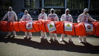 Demonstran memegang pipa tiruan di luar kantor pusat Bank Dunia selama pertemuan musim semi Dana Moneter Internasional (IMF) dan Bank Dunia di Washington, DC, AS, Rabu (12/4/2023).