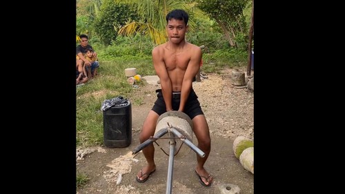 Aktivitas gym para pemuda di Desa Bunga Mekar, Nusa Penida, Bali dengan alat sederhana bikin Arnold Schwarzenegger terpukau. (tangkapan layar)