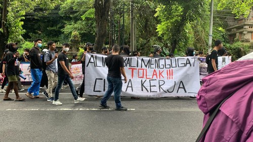 Aliansi Bali Menggugat menggelar aksi menolak Undang-Undang Cipta Kerja di depan Gedung Dewan Perwakilan Daerah (DPRD) Provinsi Bali, Kamis (13/4/2023) sore.