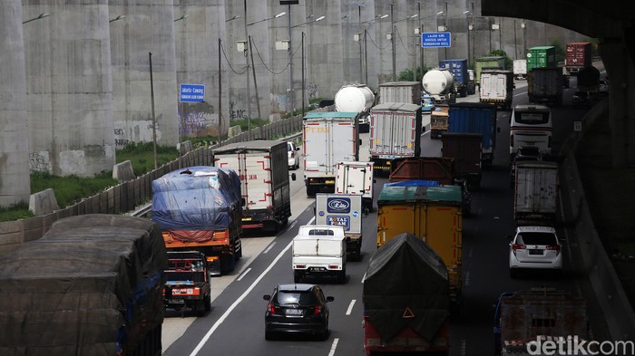 Sejumlah truk melintas di jalan tol Jakarta Cikampek, ruas Bekasi, Jawa Barat, Kamis (13/4/2023). Kemenhub melakukan pembatasan operasional angkutan barang saat arus mudik dan balik lebaran 2023. Pembatasan itu untuk menyamanan pemudik.