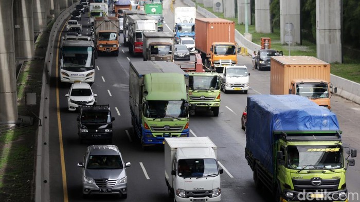 Sejumlah truk melintas di jalan tol Jakarta Cikampek, ruas Bekasi, Jawa Barat, Kamis (13/4/2023). Kemenhub melakukan pembatasan operasional angkutan barang saat arus mudik dan balik lebaran 2023. Pembatasan itu untuk menyamanan pemudik.