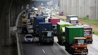 Sejumlah truk melintas di tol Jakarta Cikampek, Bekasi, Jawa Barat, Kamis (13/4/2023).