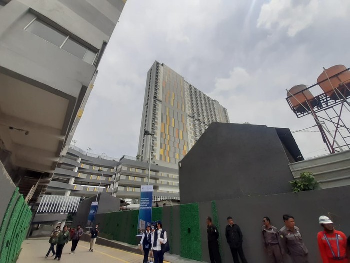 Apartemen Nempel Stasiun Samesta Mahata Margonda memiliki akses langsung ke stasiun Pondok Cina di Depok.