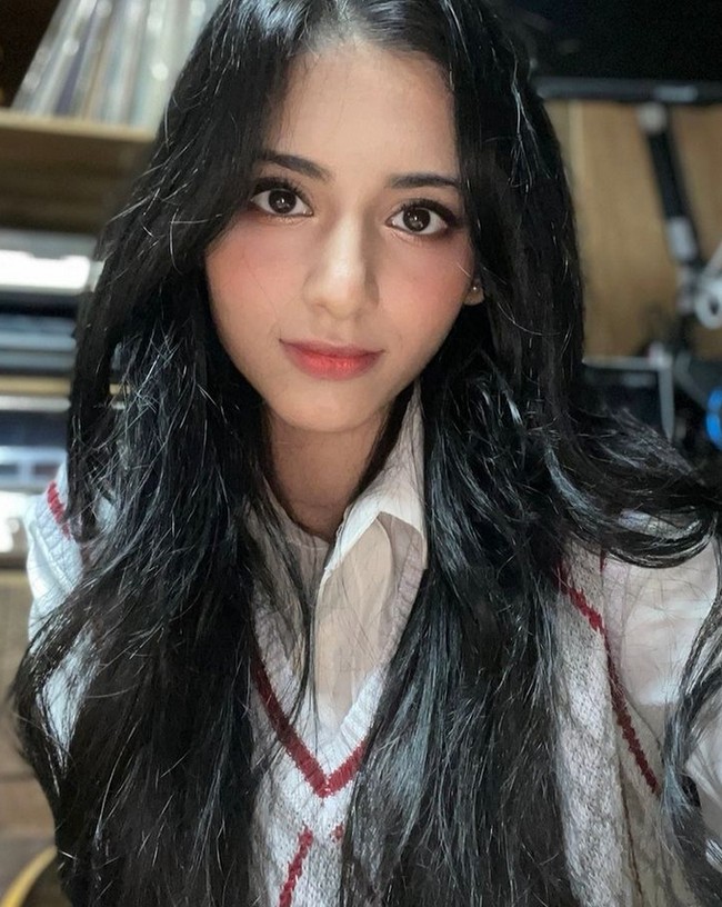 Sebagai wanita keturunan India, Aria X:IN diketahui berasal dari komunitas Malayali yang tinggal di bagian India Selatan, Kerala. Dia menguasai empat bahasa antara lain Inggris, Korea, Malayalam, dan Hindi. Foto: dok. Instagram @x.in_official