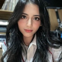 Sebagai wanita keturunan India, Aria X:IN diketahui berasal dari komunitas Malayali yang tinggal di bagian India Selatan, Kerala. Dia menguasai empat bahasa antara lain Inggris, Korea, Malayalam, dan Hindi. Foto: dok. Instagram @x.in_official