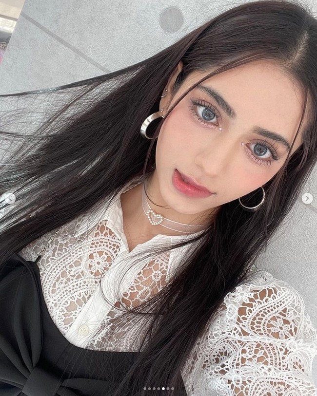 Aria resmi memulai debut sebagai personel X:IN pada Selasa (11/4/2023). Idol KPop asal India itu kini mencuri atensi dengan paras cantiknya. Foto: dok. Instagram @x.in_official