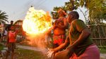 Atraksi Lempar Api Ramaikan Festival Gajon India