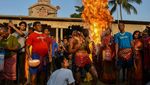 Atraksi Lempar Api Ramaikan Festival Gajon India