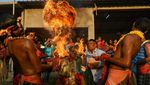 Atraksi Lempar Api Ramaikan Festival Gajon India